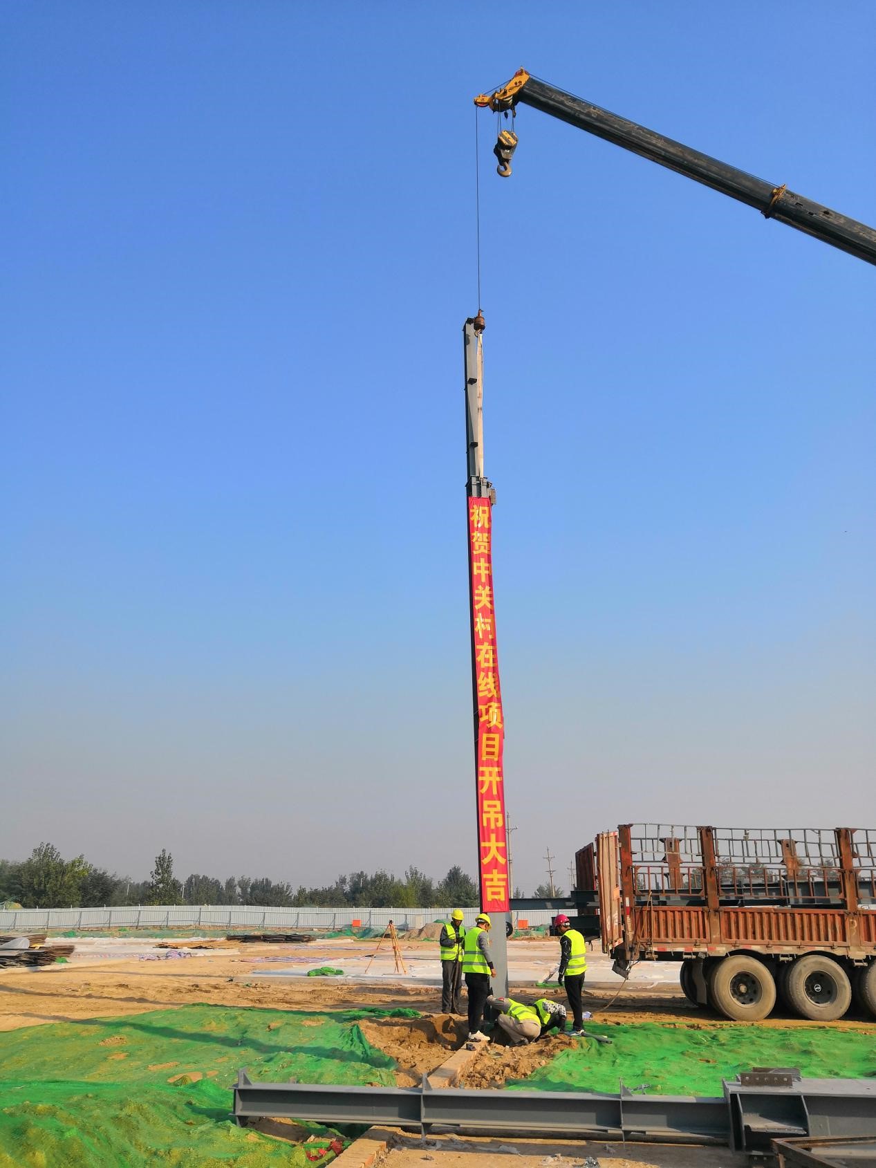 鄭州中關村在線?共享生態(tài)科技產業(yè)城倉展服務中心項目主體鋼結構順利開吊