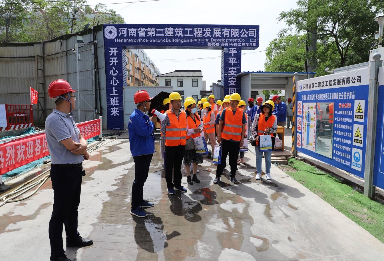 新鄉(xiāng)職業(yè)技術(shù)學(xué)院教師到我公司國悅城?榮府1號院項(xiàng)目部現(xiàn)場觀摩學(xué)習(xí) 