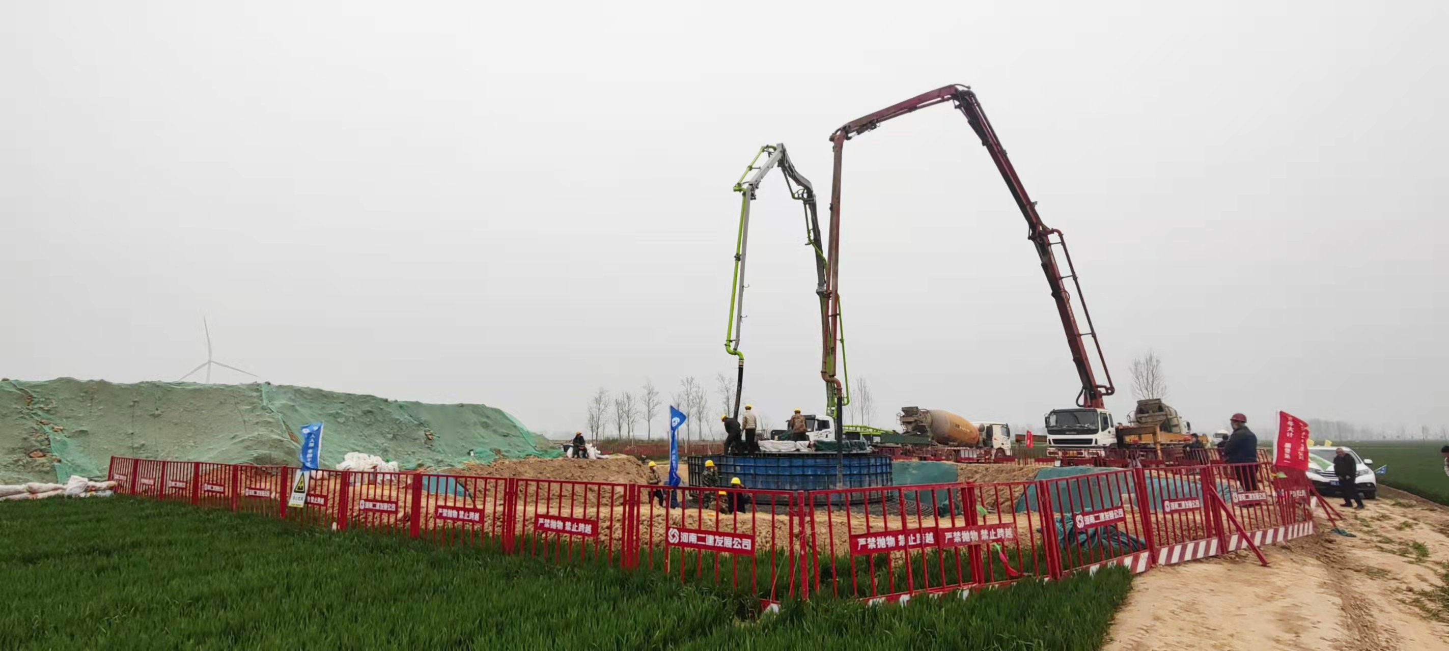 新鄉(xiāng)天潤(rùn)風(fēng)電平價(jià)上網(wǎng)示范項(xiàng)目工程最后一臺(tái)風(fēng)機(jī)基礎(chǔ)澆筑圓滿成功 