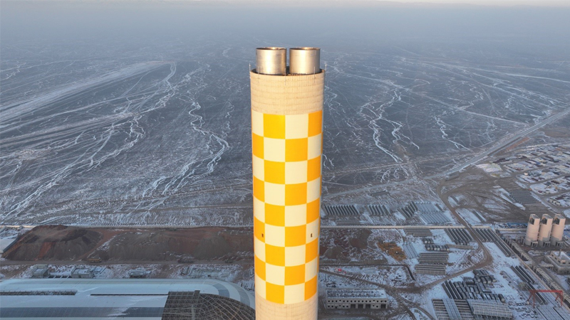 新疆重能石頭梅2×100萬千瓦煤電項(xiàng)目煙囪鋼內(nèi)筒雙筒順利提升到頂