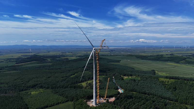 黑龍江七臺河風電項目首臺風機吊裝順利完成